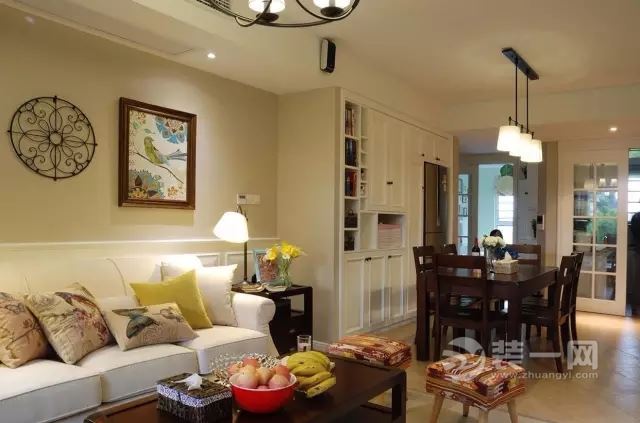 美式休闲风装修案例 黄色沙发点亮客厅空间
