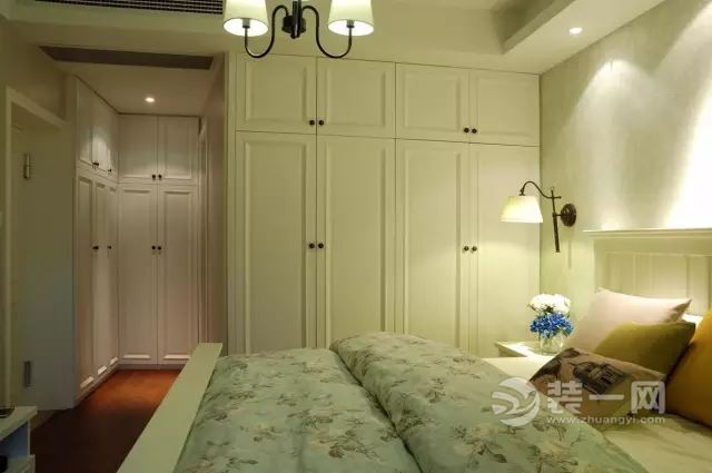 美式休闲风装修案例 黄色沙发点亮客厅空间